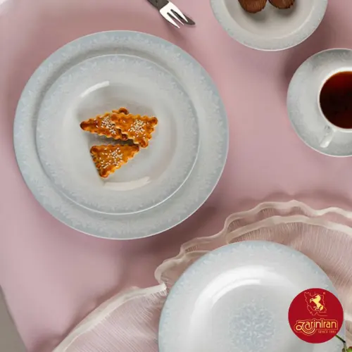 تصویر بالا از چیدمان میز سرویس غذاخوری سابرینا چینی زرین